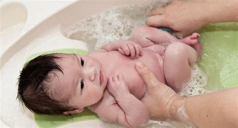 When is the best time of day to give your baby a bath? When can I give my baby a bath? | BabyCenter