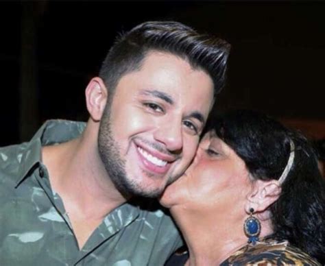 O empresário e os responsáveis pelas crianças. Mãe de Cristiano Araújo faz homenagem ao filho, falecido ...