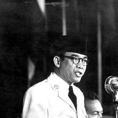 Ayahnya kemudian mengganti nama anaknya menjadi soekarno. Cari Gambar Ir Soekarno- 6 Petuah Hidup Ir Soekarno Yang ...