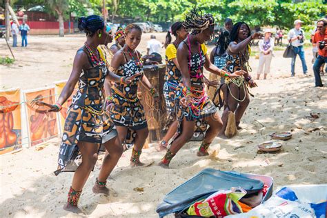 Naar fotoshow van angola vrouwen. Leute in ANGOLA, LUANDA redaktionelles stockfotografie ...