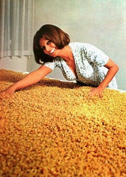 Furthermore, while making handmade pasta, i felt so feminine and wholesome! Sofia Loren loves all the pasta | Sophia loren, Sofia ...