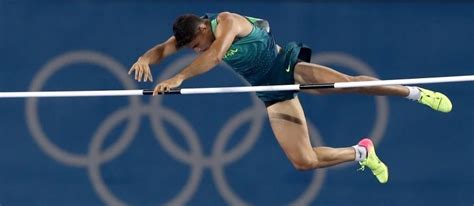 Hoje em dia, as varas são de. Campeão olímpico do salto com vara é destaque na ...