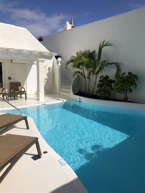 El bahiazul villas & club fuerteventura está situado a 200 metros del parque de las dunas de corralejo y ofrece villas lujosas con piscina privada. "Pool" Bahiazul Villas & Club (Corralejo) • HolidayCheck ...