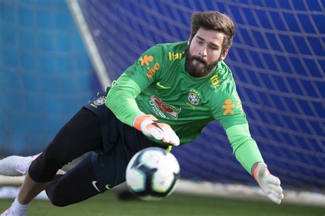 Após pressões políticas, sanitárias e comerciais, copa américa estreia neste domingo (13) em brasília às 18h00 com jogo da fase de grupos entre a seleção brasileira e venezuelana. Com Alisson como uma das referências, Brasil estreia na ...