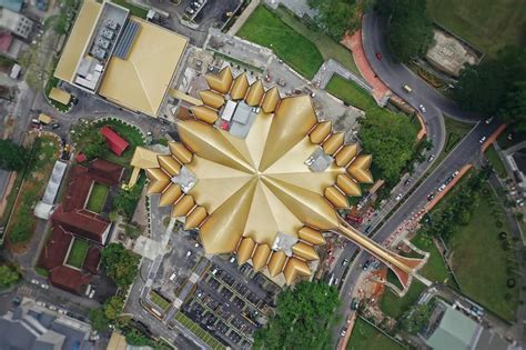 Perbedaan tersebut tergantung pada jurusan yang anda pilih dan jenis universitasnya. Kompleks Muzium Sarawak, Bakal Diiktiraf Muzium Terbesar ...