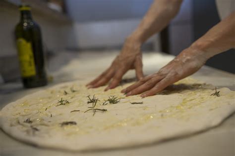 Questa che vi propongo oggi è la mia ricetta super collaudata per ottenere una pizza gradevolmente croccante. Impasto pizza romana: come farla sottile e croccante! | Raf