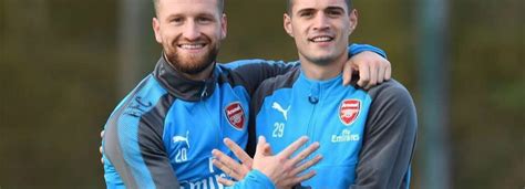 Keidi bare spielt einen pass nach vorne, aber die unparteiischen sehen berat djimsiti im abseits. Xherdan Shaqiri & Granit Xhaka feiern den albanischen ...