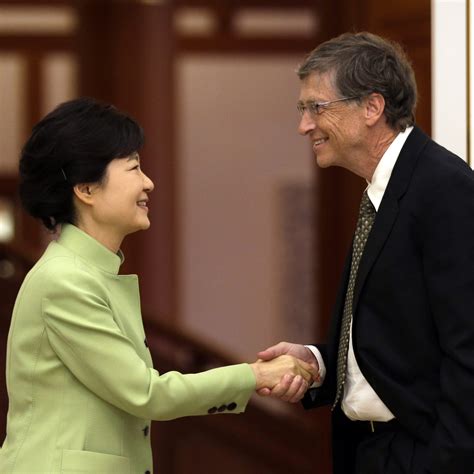 有多年世界首富紀錄的微軟創辦人比爾蓋茲（bill gates），對三個孩子的教育方式是不少人的典範，他最重視的是孩子能夠找到自己的興趣、走出屬於自己的路，其中大女兒珍妮佛（jennifer gates）就在馬術上找到人生志趣，並成為優秀的馬術選手。 view this post on instagram a post shared by jennifer gates. est100 一些攝影(some photos): Park Geun-hye, Bill Gates. 朴槿惠, 比爾蓋茲
