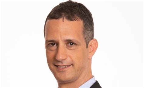 גיל וויט, אחד השותפים הבכירים ב'הרצוג פוקס נאמן' שעובד במחלקה. N12 - "השלום הכלכלי": מי ירוויח מיליארדי דולרים מהנסיכויות
