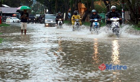 Menurut riset berbasis data bmkg dan gps tsunami setinggi 20 meter dapat menghantam pulau jawa, tepatnya pantai selatan jawa barat. Sungai melimpah punca banjir di Pulau Pinang | Harian Metro