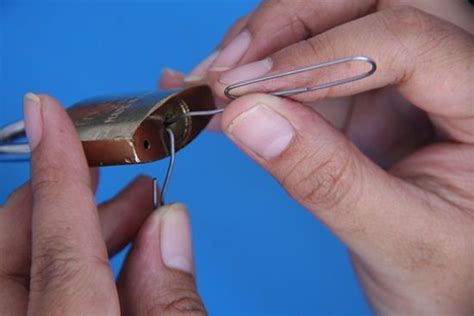 The goal of picking locks with paper clips is to mimic both of these tools. Pin on Hacks