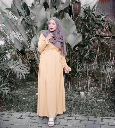 10 inspirasi ootd pakai kaos hitam ala nadine chandrawinata, simpel! 30+ Ide Keren Ala Selebgram Ootd Gamis Hitam Polos - My ...