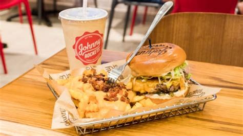 Rocket single o doble:nuestra clásica hamburguesa con queso amarillo, lechuga en hoja, jitomate, cebolla rebanada y nuestra salsa especial. Restaurant Johnny Rockets - Oscar Freire à São Paulo ...
