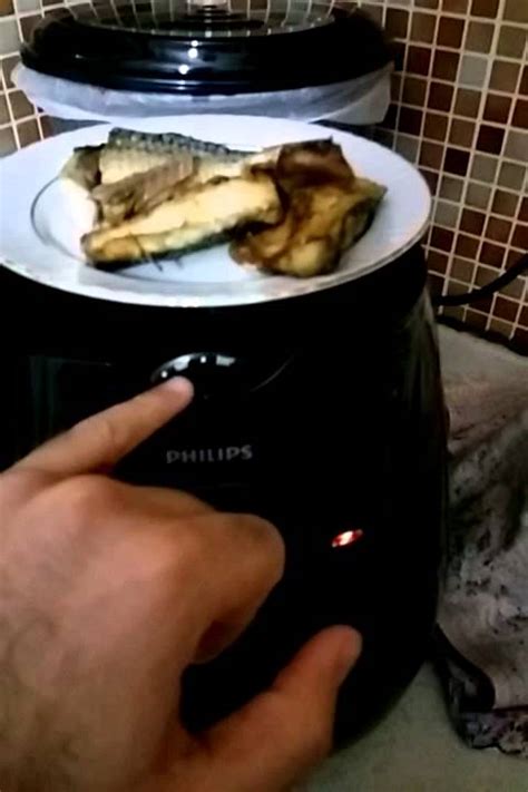 This air fryer fish recipe (crispy air fryer tilapia) is my favorite for a quick friday night meal for the entire family, whether it's 2 people of 10. Philips Airfryer fish cooking - YouTube