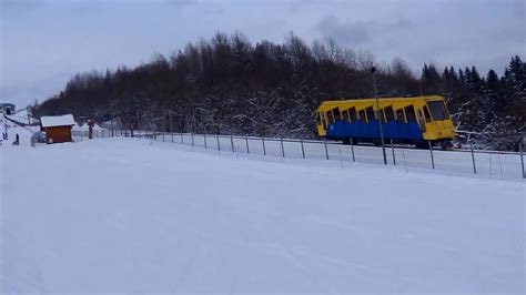 Krótka, niewymagająca kondycyjnie wyprawa na jej szczyt obfituje w przepiękne panoramy pienin, tatr i gorców oraz jeziora. Kolej Linowa Góra Żar Stok Narciarski sezon zimowy - YouTube