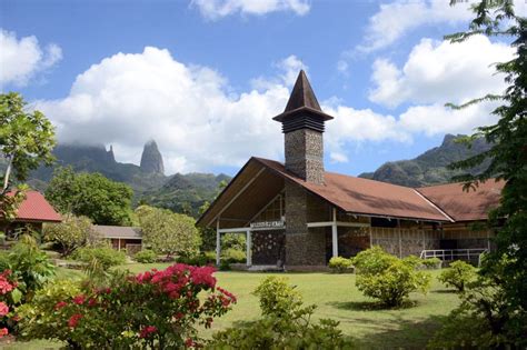 Ua pou, petite île montagneuse, est l'une des plus belles et des plus typiques de polynésie. Archives des Hakahau marquises - Arts et Voyages