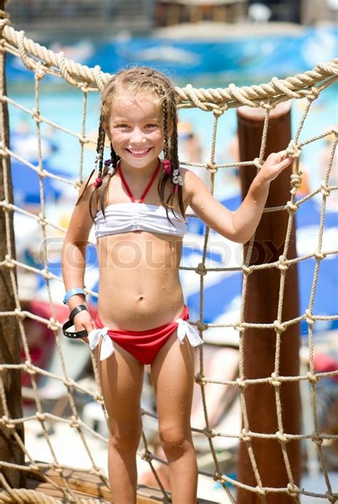 A gorgeous tv presenter revealed more than she bargained during a weather report. Lille pige på aquapark | Stock foto | Colourbox