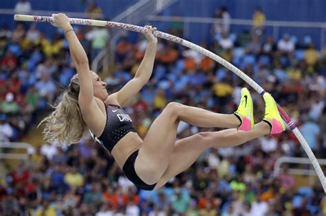 Pole vaulter allison stokke prepares for her jump in 2000, iaaf rule 260.18a (formerly 260.6a) was amended, so that world records (as opposed to indoor world records) can be set in a facility with or without roof. Saut à la perche: Kelsie Ahbe, seule Canadienne en finale ...