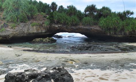 Sebuah kota yang terletak di ujung barat daya provinsi jawa timur memiliki banyak potensi wisata yang cukup menarik untuk dikunjungi walaupun beberapa belum dikelola. 205m4d1: Pantai Karang Bolong Kebumen