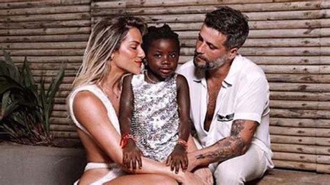 Giovanna ewbank, bruno gagliasso e os filhos, títi, de 4 anos, e bless, de 2, estão curtindo o melhor da vida durante suas férias na praia de jericoacoara, no ceará. Bruno Gagliasso responde críticas por não ter filho biológico