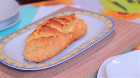 500 grammi di farina 00 150 ml di acqua tiepida ½ bustina di lievito istantaneo 2 cucchiaini di sale 2 cucchiai di olio extravergine. pane con lievito istantaneo facilissimo. senza lievito di ...