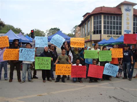 Dapat petak bazar ramadan kemudian sewa kepada peniaga lain pada harga tinggi.beberapa persatuan peniaga di ibu negara gesa dewan bandaraya kuala lumpur (dbkl) ambil tindakan tegas terhadap individu berkenaan. .: Peniaga Kecil Sarawak bantah sewa tapak lot Pesta Kaul 2012