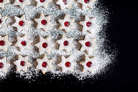 Die johannisbeeren waschen und an den rispen in einen topf geben. 3. Advent: Mohn-Marzipan-Plätzchen mit Johannisbeergelee ...