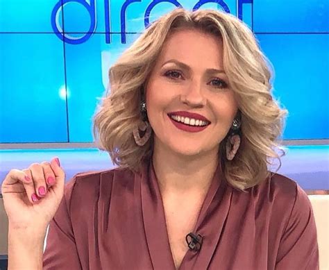 O femeie care a pătruns goală în platoul emisiunii a aruncat cu un obiect contondent în mirela vaida. Mirela Vaida se revoltă: Este o insensibilitate extremă ...