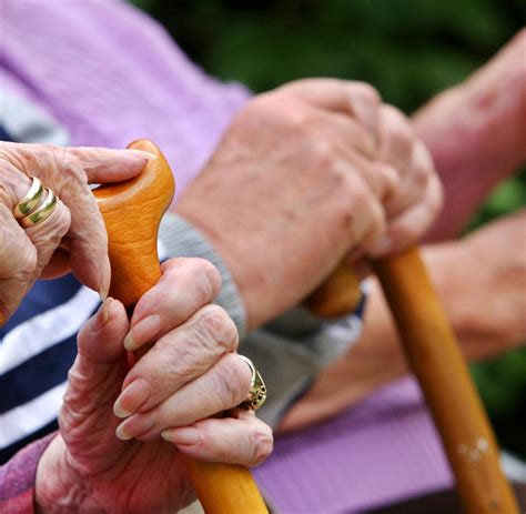 Der steuerfreie teil der rente wird in den kommenden jahren immer kleiner, bis 2040 alle renten zu 100 prozent versteuert werden müssen. Alterssicherung: Rente wird durchschnittlich 19 Jahre lang ...