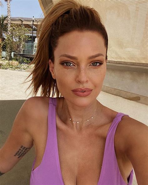 Photos, vidéos et interviews caroline receveur et hugo philip se sont mariés à paris samedi. Caroline Receveur fait grimper la température en bikini ...