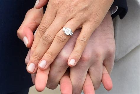 Cincin tunangan wanita middleton ini ternyata saling terinspirasi, lho! Perbedaan Cincin Tunangan Kate Middleton dan Meghan Markle ...
