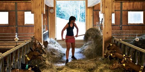 Une belle mamie couche avec un homme plus jeune. La relève des jeunes agricultrices valeureuses - Marie Claire