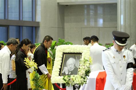 Dpm teo said earlier that he had shared options for the house with the lee siblings. my weblog: Paying Respect to Mr. Lee Kuan Yew