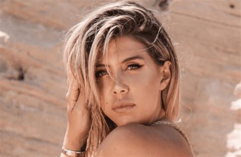 Sei un po' scema per quanto ti prendi sul serio mentre posi nuda sul cavallo, ciccia. Wanda Nara esagerata: il seno esplosivo esce dalla ...