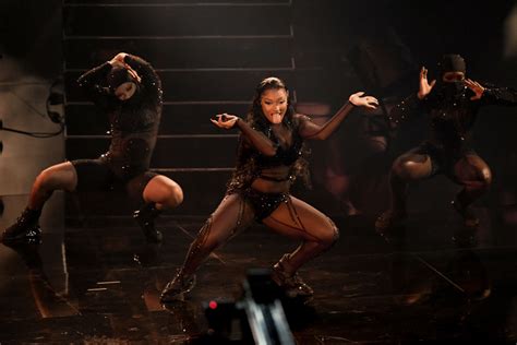 On thursday , rappers cardi b and megan thee now that we know about the song, what is the wap dance? Megan Thee Stallion reagiert auf die (männliche) Kritik ...