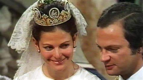 Huhtikuuta 1946) on ollut fi:ruotsin kuningas vuodesta 1973. Bröllopskortegen. Kung Carl XVI Gustaf & Drottning Silvia ...