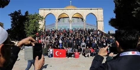 El aksa'da türk bayrağı açıyoruz, gelen giden öpüyor, gelen giden. Kudüs'te Türk bayrağı açıldı! - Yeni Akit