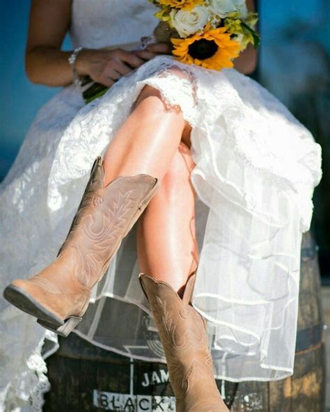 Viele angehende bräute schauen sich direkt nach der verlobung nach ihrem brautkleid um, denn. ViewHouse Centennial | Wedding cowboy boots, Southern ...