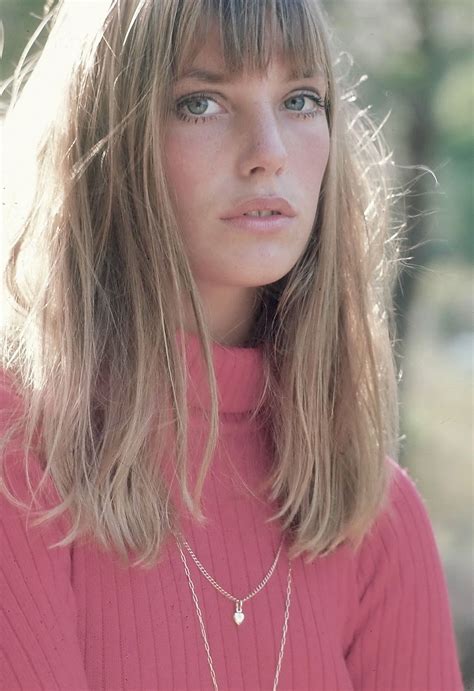 Enjoy the video | all product info below! Jane Birkin wearing pink. So beautiful. Her hair, her fringe. | Moda