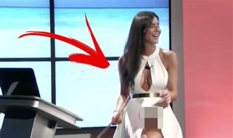 Trouvez les mola tv images et les photos d'actualités parfaites sur getty images. Wardrobe malfunction: Italian presenter accidentally ...