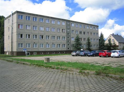 Parkplatz am ende einer strasse im wald. parkplatz blasen