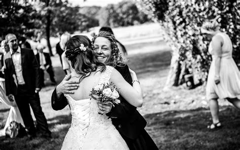 Die sonne schien, und es herrschten spätsommerliche temperaturen, so dass susan in ihrem wunderschönen kleid nicht frieren musste. Hochzeit Haus Herbede | Hochzeitsfotograf Witten