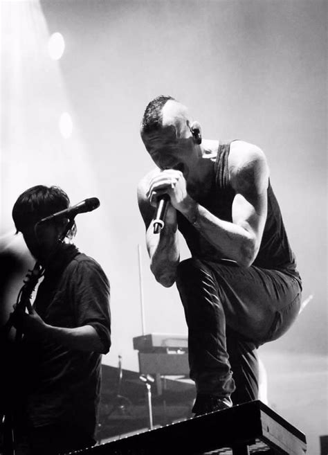 On the fourth anniversary of his devastating passing, fans are paying tribute to the late, great chester bennington. MIKE SHINODA AND CHESTER BENNINGTON black and white ...