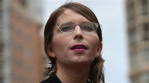 At the time of the leaks and her military court. Chelsea Manning tenta il suicidio in carcere - La Voce d ...