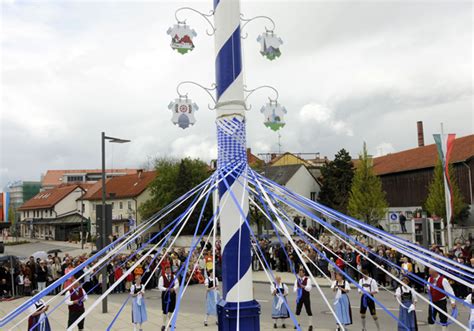 Ein dorf, dessen maibaum nächtens abgesägt und gestohlen wird, muss für die folgenden sieben jahre auf diesen glücksbringer verzichten. Historische Fotos | 1100 Jahre Garching