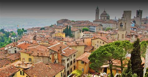 | of lombardyâ s four great historic cities, bergamo might just be the finest, courtesy of its handsomely walled old town, antique but atmospheric main piazza and â lest we forget â overachieving serie a football team (atalanta). Cosa Vedere a Bergamo Alta in Poche Ore