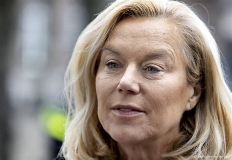 Sigrid kaag (59) is momenteel volop campagnevoeren voor de tweede kamerverkiezingen. "Meest herkenbare uitgaansfoto uit geschiedenis" - Wel.nl