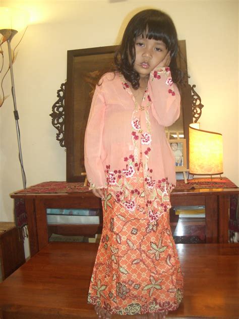 0 ratings0% found this document useful (0 votes). Sutera Anggun Pesona: KEBAYA NYONYA KANAK-KANAK