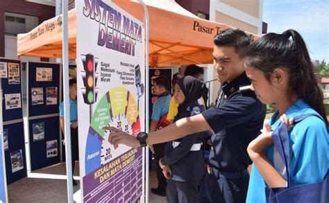 Karangan langkah langkah mengurangkan kemalangan jalan raya. PETRON ANJUR PROGRAM KESELAMATAN JALAN RAYA YANG PERTAMA ...