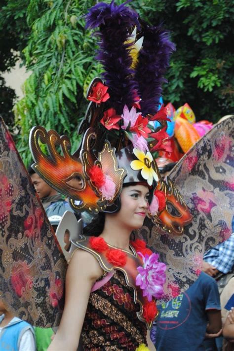 Sang mempelai wanita memakai kebaya dengan motif kain batik prada. Foto Gadis Cantik Anak Batang Jawa Tengah Indonesia | Info ...